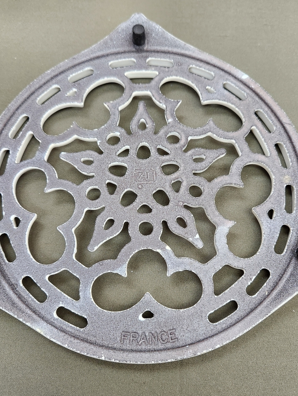 Le Creuset Footed White Cast Iron Round Trivet Glossy Floral France Pre-loved - Picture 11 of 11